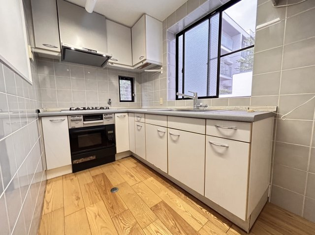 篠原本町3丁目　中古戸建のキッチン|キッチンは収納スペース豊富です。大きな窓もあり、自然換気可能です。３つ口コンロですので、お料理も効率的に進めることができそうです。