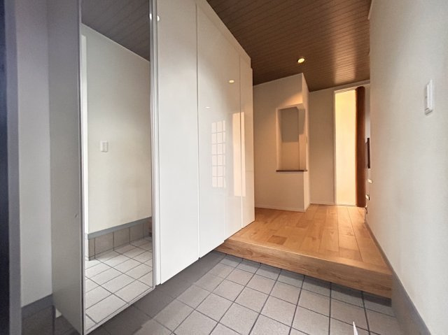 篠原本町3丁目　中古戸建の玄関|玄関収納スペース。天井高まであり、中は可動棚になっております。