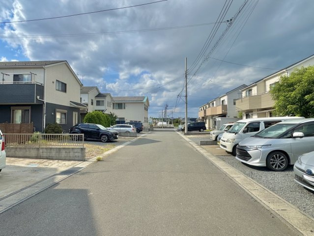 笠間市旭町中古戸建の前面道路含む現地写真