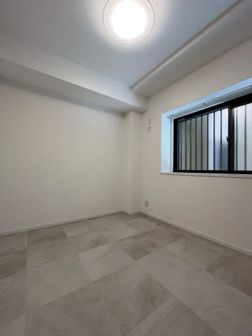 【洋室】 | JGMヴェルデ友丘・壱番館 | 玄関側の洋室。出窓になっているので窓辺に物を置くことができ、部屋の空間が広く感じられます