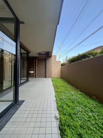 【庭】 | JGMヴェルデ友丘・壱番館 | テラス+専用庭。屋根付きのテラスはお洗濯物を干すのにちょうどよいです