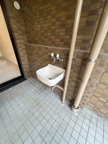 【設備】 | JGMヴェルデ友丘・壱番館 | スロップシンクがあるのでガーデニングの水やりや土いじりの後に手を洗うのに便利です