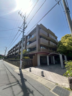 【外観】 | 小学校やスーパーが徒歩圏内にあり、落ち着きのある環境ながら暮らしやすいエリアです