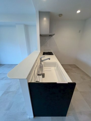 【キッチン】 | JGMヴェルデ友丘・壱番館 | お料理をしながら会話を楽しめるカウンターキッチンです。洗い物がしやすい大きなシンクが特徴です