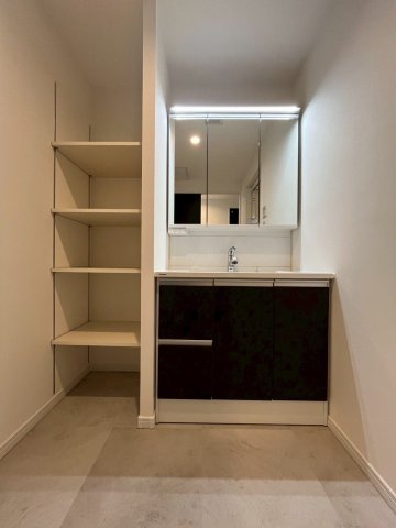 【独立洗面台】 | JGMヴェルデ友丘・壱番館 | 鏡裏、洗面台下部、リネン庫など収納スペースがたっぷり設けられています