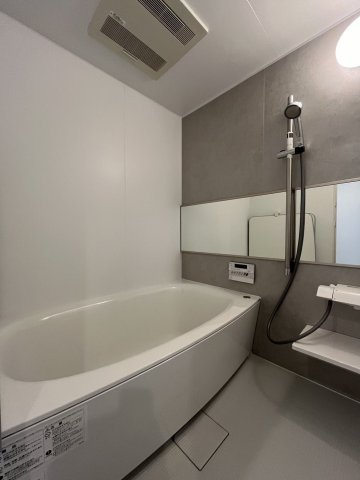 【浴室】 | JGMヴェルデ友丘・壱番館 | 広々とした浴室で一日の疲れもサッパリ洗い流せます。浴槽は足を伸ばしてゆったりおくつろぎ頂けます