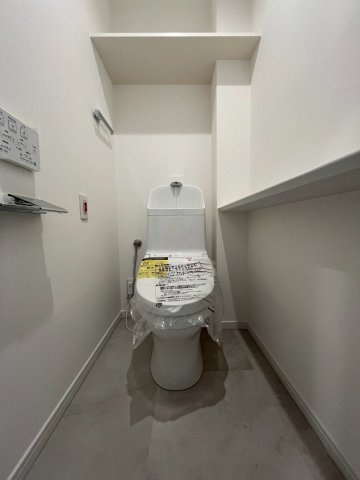 【トイレ】 | JGMヴェルデ友丘・壱番館 | 冬は便座も温水も温かく快適なシャワー付トイレ。上部には収納を設置◎