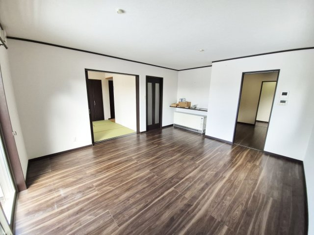 【居間・リビング】 | 日吉町胡麻猫鼻　イングランドヒルズ　一戸建 | 和室やキッチンと隣接しております♪