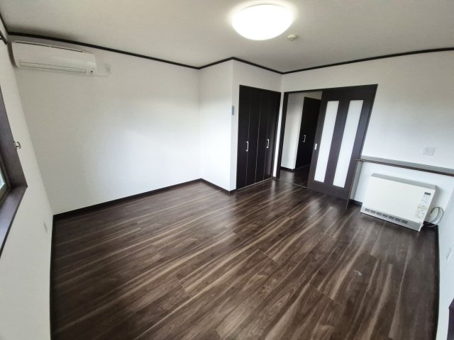 【洋室】 | 日吉町胡麻猫鼻　イングランドヒルズ　一戸建 | 洋室9.4帖、室内丁寧にお使いです
