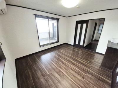 【洋室】 | 日吉町胡麻猫鼻　イングランドヒルズ　一戸建 | 洋室8.7帖、二面採光で陽当り良好です♪
