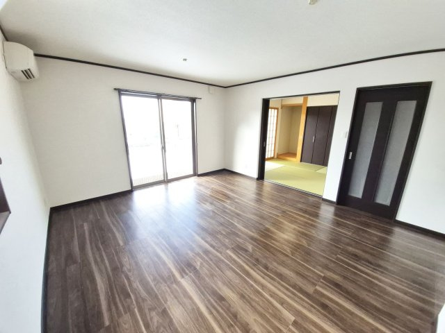 【居間・リビング】 | 日吉町胡麻猫鼻　イングランドヒルズ　一戸建 | LDK約16.2帖、南からの陽当りが魅力的♪