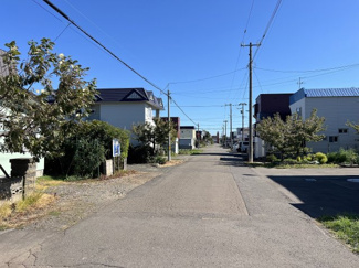 【前面道路含む現地写真】 | 石狩市花川南２-３ 解体渡し土地 | 前面道路は広々幅10ｍ♪