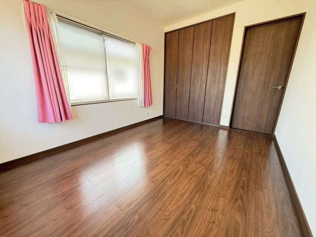 【洋室】 | 糟屋郡粕屋町内橋東１丁目　戸建て | 各部屋にはクローゼットを完備しています！収納が多いお家はすっきりして快適空間です