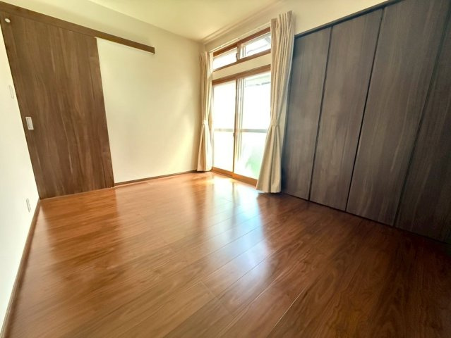 【洋室】 | 糟屋郡粕屋町内橋東１丁目　戸建て | 洋室はすべて収納スペースがたっぷりあるので、部屋を広々と使えてストレスなく過ごせます