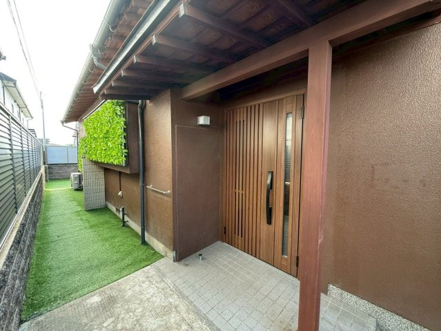 【玄関】 | 糟屋郡粕屋町内橋東１丁目　戸建て | 玄関ドアの材質は外壁と似たトーンのものを選んで、統一感のあるおしゃれな感じに仕上がりました