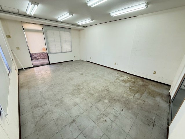 【その他】 | 糟屋郡粕屋町内橋東１丁目　戸建て | 倉庫や事務所として使える広々としたガレージスペースです