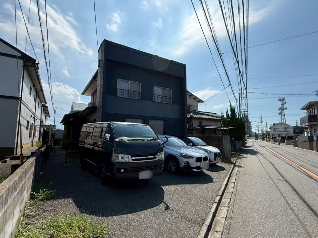 【外観】 | 糟屋郡粕屋町内橋東１丁目　戸建て | 駐車スペースは4台分あるので、複数台お持ちの大家族や来客時でも安心です