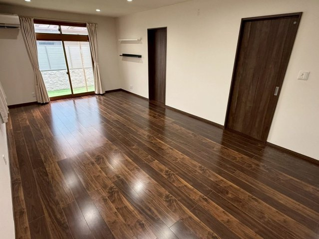 【居間・リビング】 | 糟屋郡粕屋町内橋東１丁目　戸建て | 広々としたLDKは嬉しい2面採光で明るく風通し良好で、家族で過ごす時間をより快適にしてくれます