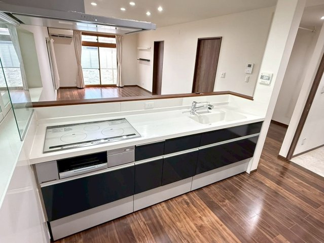 【キッチン】 | 糟屋郡粕屋町内橋東１丁目　戸建て | お料理をしながら会話を楽しめるカウンターキッチンです。横に窓があるので手元が明るく換気も良好です