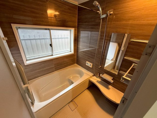 【浴室】 | 糟屋郡粕屋町内橋東１丁目　戸建て | 雨の日でも洗濯に困らない浴室乾燥機、いつでも暖かいお風呂に入れる追い焚き機能付きのバスルーム