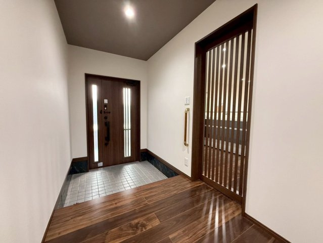 【玄関】 | 糟屋郡粕屋町内橋東１丁目　戸建て | 広い玄関スペースはご家族が多いご家庭にもおすすめです