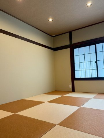 【和室】 | 糟屋郡粕屋町内橋東１丁目　戸建て | 縁のない琉球畳タイプの和室は障子もあり和モダンな雰囲気で洋風の家具もしっくりなじみます