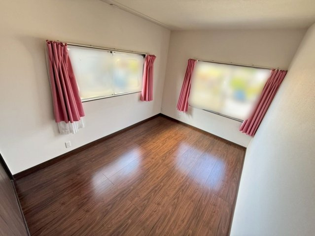 【洋室】 | 糟屋郡粕屋町内橋東１丁目　戸建て | 2面窓から室内に多く光を取り入れております。景色も広く見えるので開放感があります