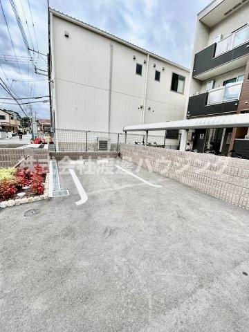 トゥジーテの駐車場