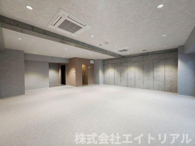 豊田駅前新築ビルの内装