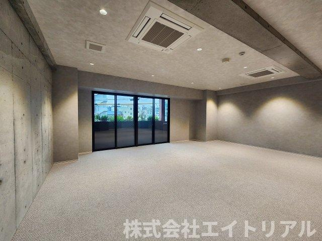 豊田駅前新築ビルの内装
