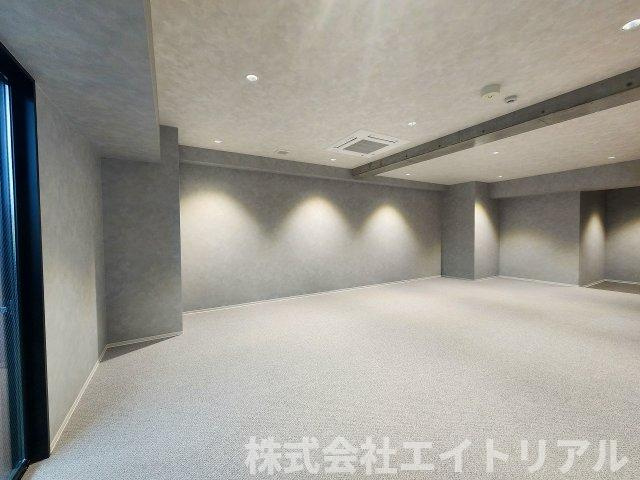 豊田駅前新築ビルの内装