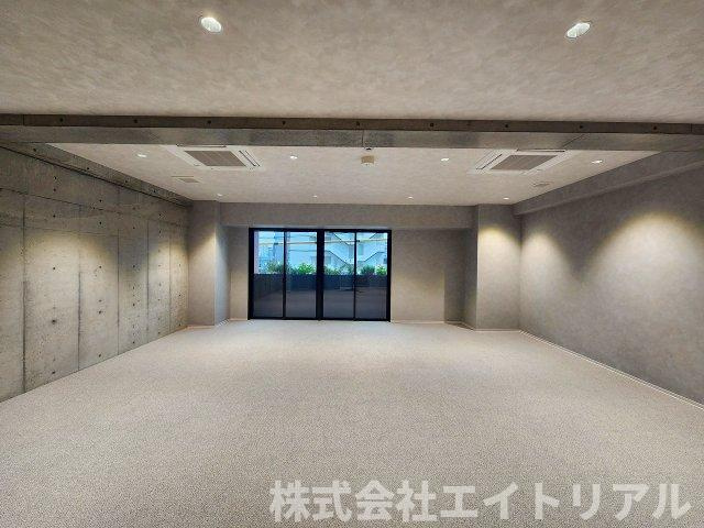 豊田駅前新築ビルの内装