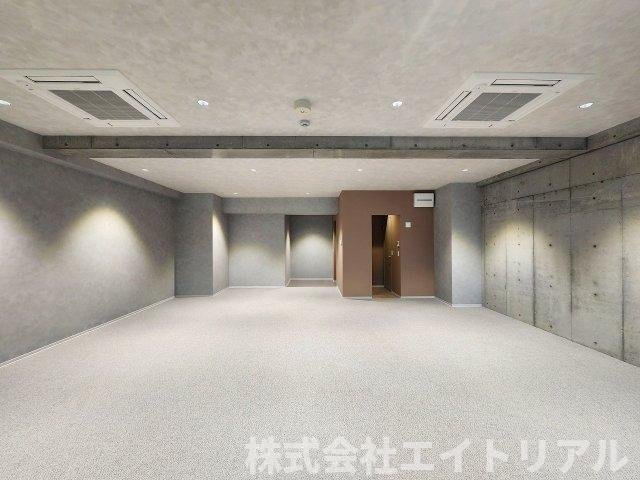 豊田駅前新築ビルの内装