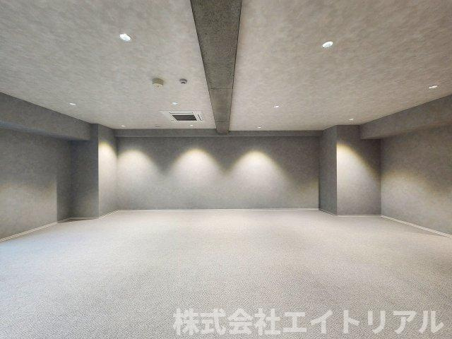 豊田駅前新築ビルの内装