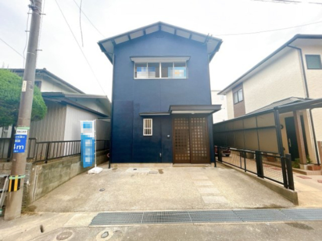 【外観】 | 古賀市花見東４丁目　戸建て | 外壁・屋根塗装も完了しています。玄関前に一台分の駐車スペースがあります