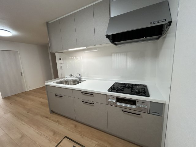 【キッチン】 | 古賀市花見東４丁目　戸建て | 壁付タイプのキッチンで、リビングのスペースを広く使えます。隣接の洋室とつなげて広く使うこともできます