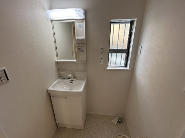 【独立洗面台】 | 古賀市花見東４丁目　戸建て | 脱衣所には窓があり換気もばっちりで湿気をこもらせず、結露やカビの発生を防ぎます