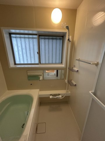 【浴室】 | 古賀市花見東４丁目　戸建て | 大きな窓があるバスルームは換気がしやすくカビの発生を抑えられます。経済的な追い焚き機能付きです