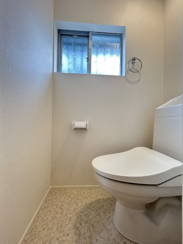 【トイレ】 | 古賀市花見東４丁目　戸建て | いつも綺麗に清潔に！ウォッシュレット付きトイレです。窓も付いてるので空気の入れ替えも楽にできます