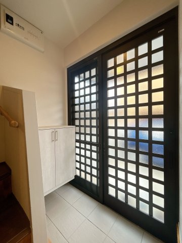 【玄関】 | 古賀市花見東４丁目　戸建て | 格子状のドアから明かりがたっぷり入って明るい玄関です