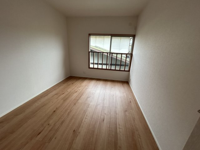 【洋室】 | 古賀市花見東４丁目　戸建て | 2階の洋室。転落防止用の柵があるのでお子様部屋にしても安心です