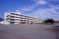 秦野市立本町小学校まで701m