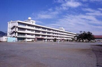 秦野市立本町小学校まで701m
