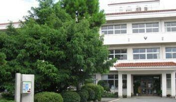 秦野市立本町中学校まで1462m