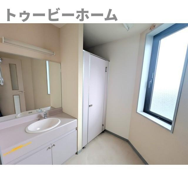 飯栄商事ビルの独立洗面台|朝の身支度には欠かせない独立洗面化粧台
