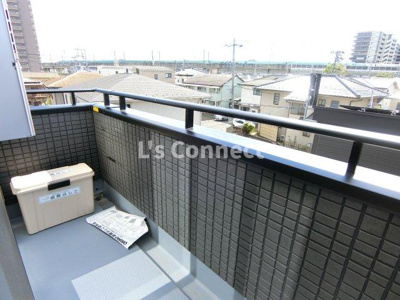 【バルコニー】 | サンパークⅢ | ３階のお部屋で洗濯物もたくさん干せます。