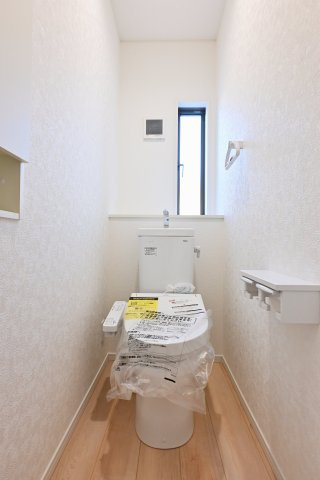 【トイレ】 | クレイドルガーデン　大泉町吉田第12 | シャワー＆暖房便座付きのトイレです！