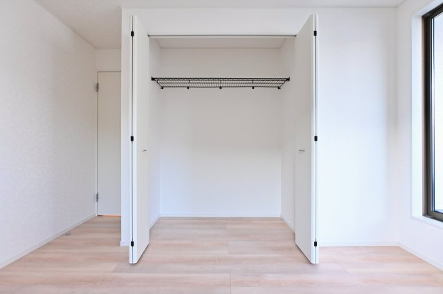 【洋室】 | クレイドルガーデン　大泉町吉田第12 | 広々としたクローゼットでお部屋はいつでもスッキリクリアに！