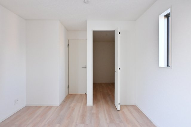 【収納】 | クレイドルガーデン　大泉町吉田第12 | 日当たりのよい寝室は大容量のウォークインクローゼット付き！