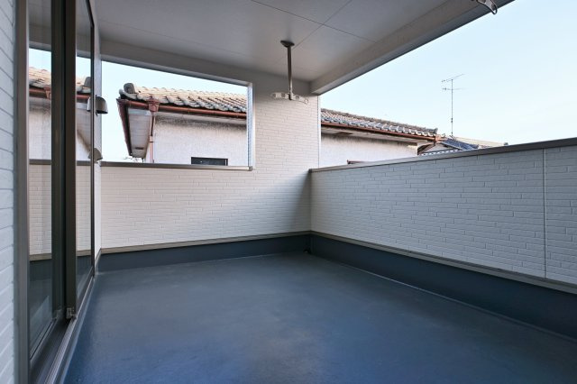 【バルコニー】 | クレイドルガーデン　大泉町吉田第12 | 屋根付きワイドバルコニーなので、急な雨の時も安心♪竿受けも設置済み！